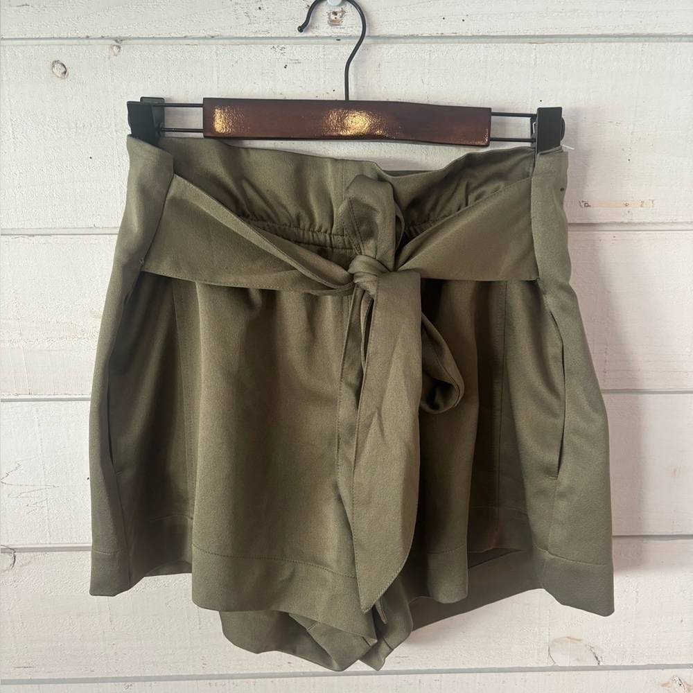 Abercrombie and Fitch  Olive Green Tie Belt Shorts in size medium